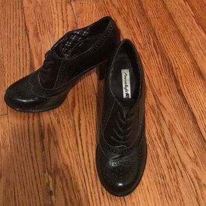 Black oxford lace-up pumps